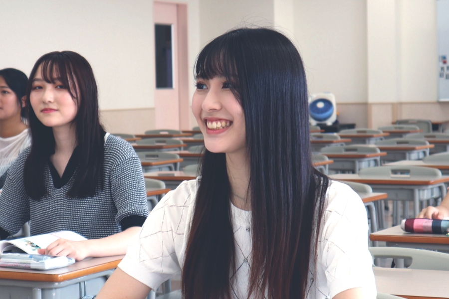 生徒が椅子に座って授業を受けている写真